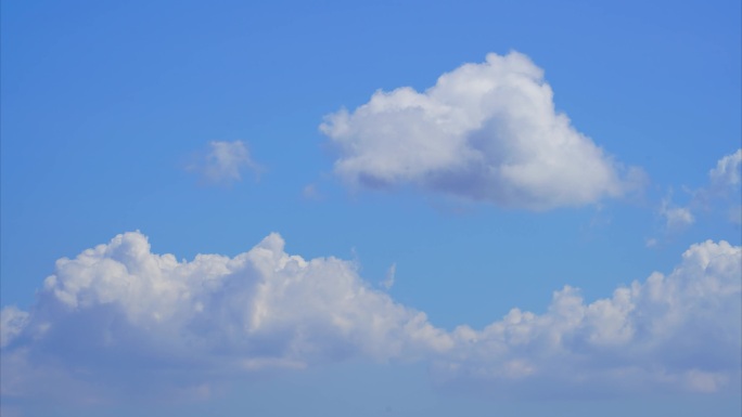 夏日晴空白云飘动