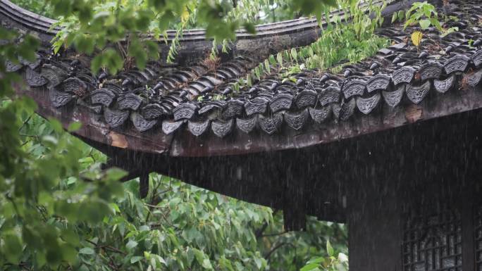 下雨天飞檐翘角老房子屋檐