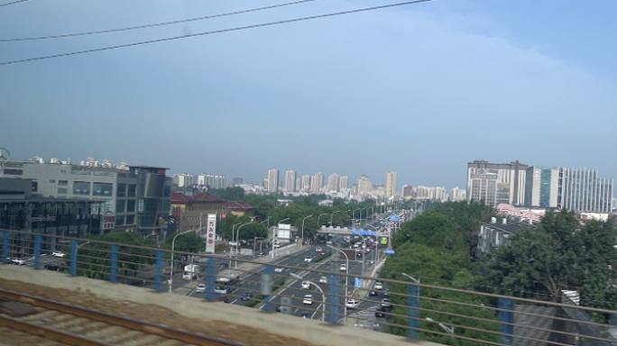 高铁即将抵达北京 窗外城市