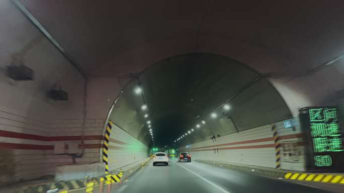 驾车行驶在隧道内 二郎山隧道 隧道开车