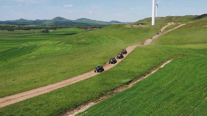 全地形越野车行驶山坡中（航拍）