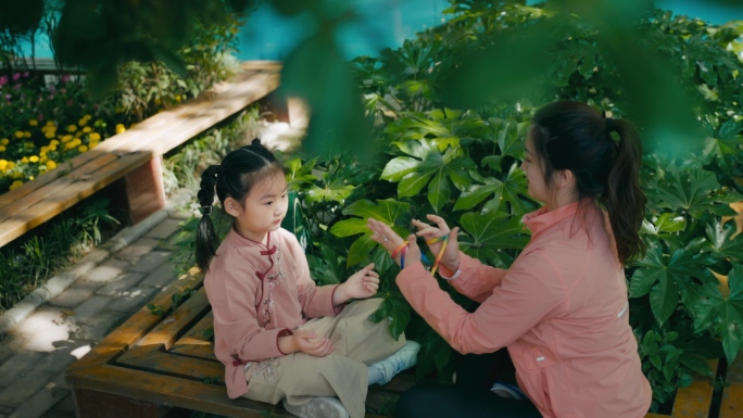 幼儿园传统游戏老师陪孩子玩耍兴趣学前教育