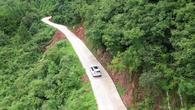 车子山间高山小路行驶跟车航拍