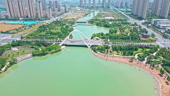 航拍郑州天健湖 城市公园 桥梁 地标