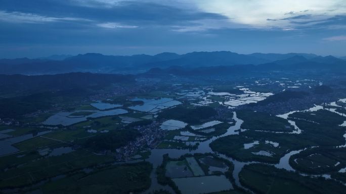 航拍江南浙江诸暨白塔湖湿地早晨水墨田野