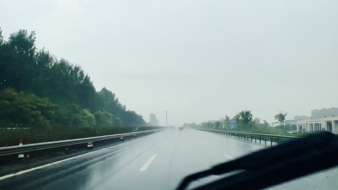 大雨中高速公路开车  雨中开车视角 开车