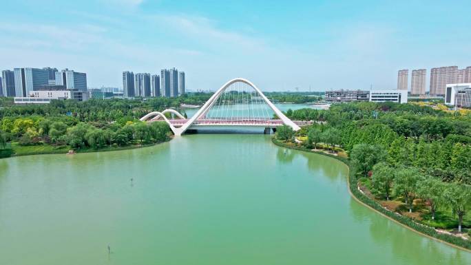 航拍郑州天健湖 城市公园 桥梁 地标