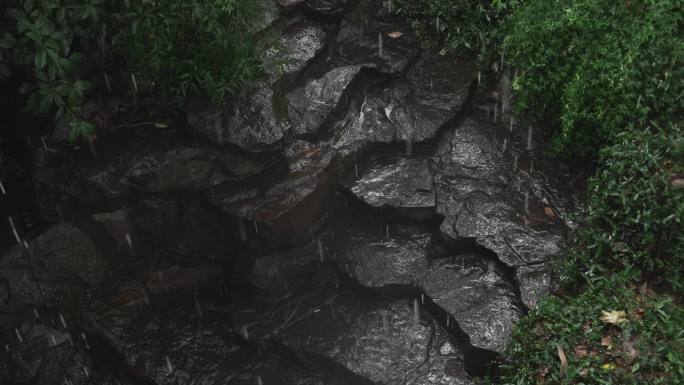 下雨天雨中的石阶