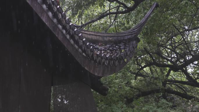 下雨天飞檐翘角老房子屋檐