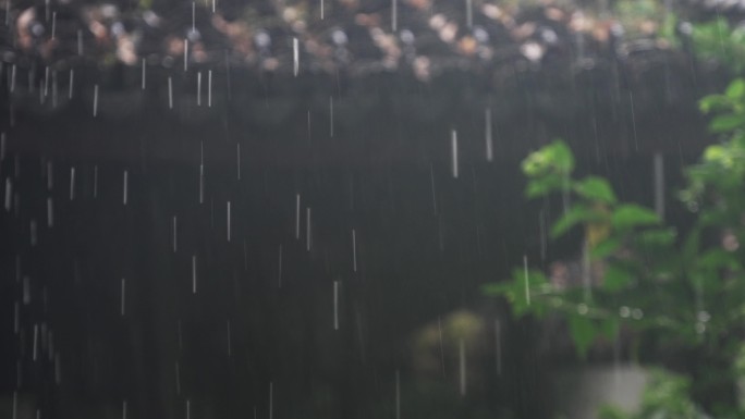 下雨天老房子屋檐前方的雨点雨幕