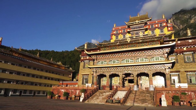 木里大寺山顶雄伟大殿