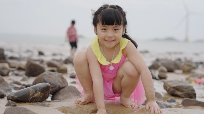 小女孩海边玩耍捉螃蟹