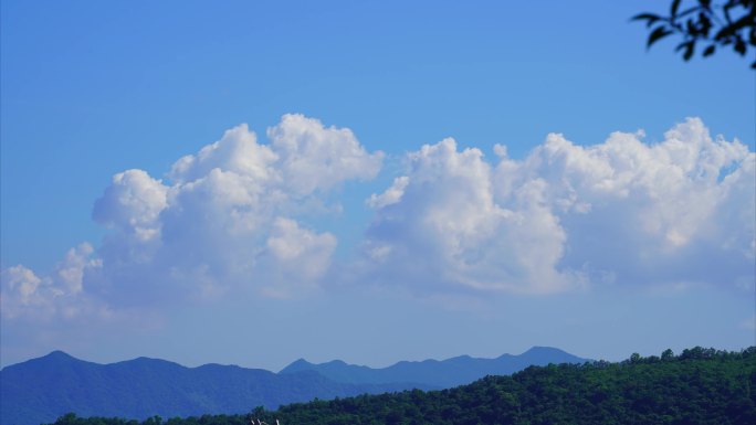 群山上空白云飘动