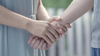 安慰 挽留 祈求 手握手 分手 伤感 爱视频素材