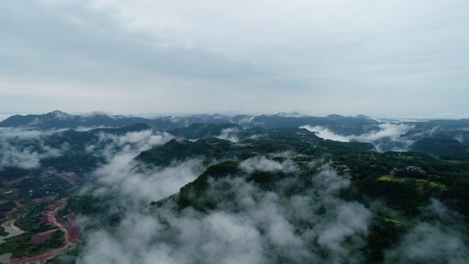 高山清晨云雾穿梭云海翻滚航拍穿雾