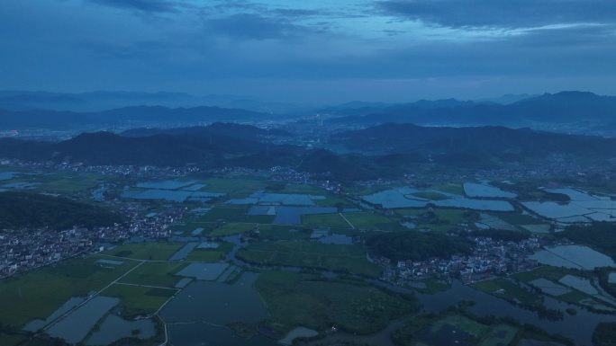 航拍江南浙江绍兴诸暨白塔湖早晨水墨田野