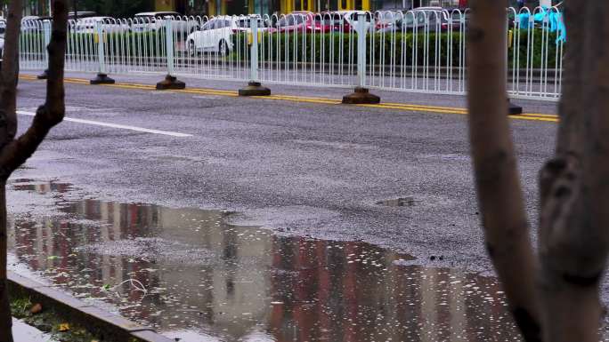 下雨天 开车 汽车行驶 城市道路水花飞溅