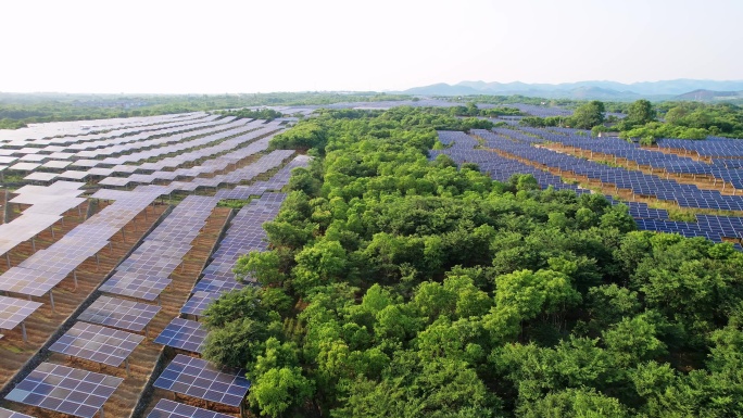 山地上的光伏太阳能发电航拍