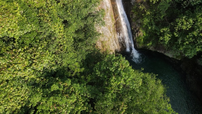 山中瀑布