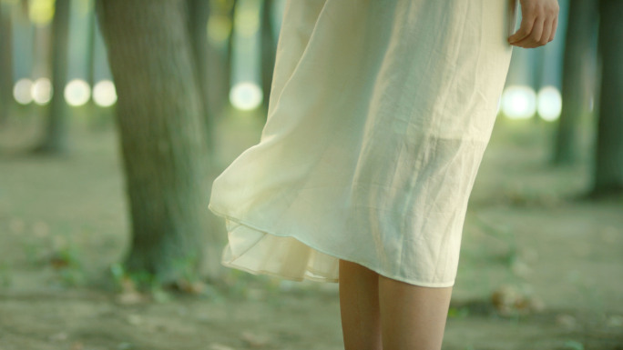 白裙女孩森林树林休闲散步感受自然