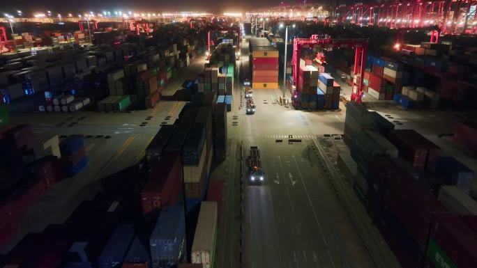 上海洋山港港口集装箱夜景