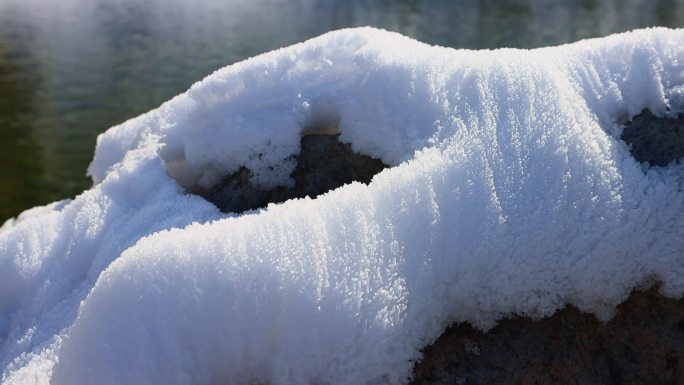 新疆肯斯瓦特 湖水旁岩石上的雪