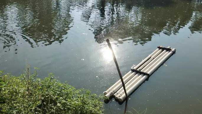 阳光灿烂鱼塘逆光水面反光镜射光影小丹竹筏