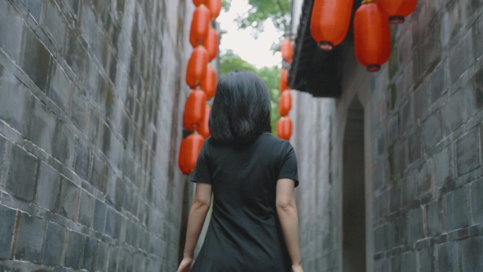 女人走路旗袍古典中国风