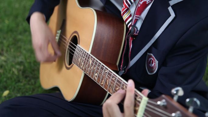 学生练习弹吉他