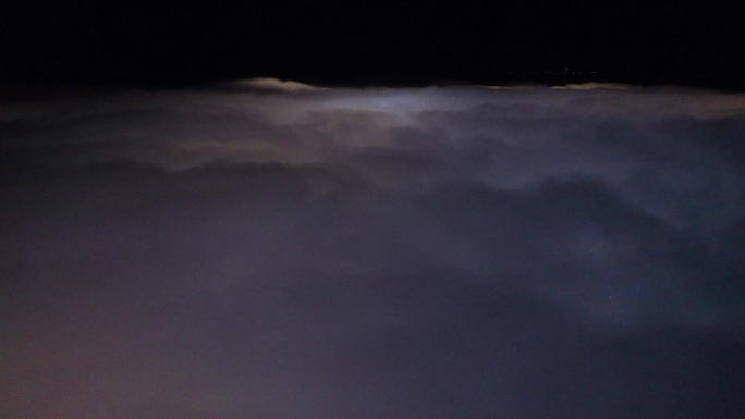 夜晚城市上空的平流雾云