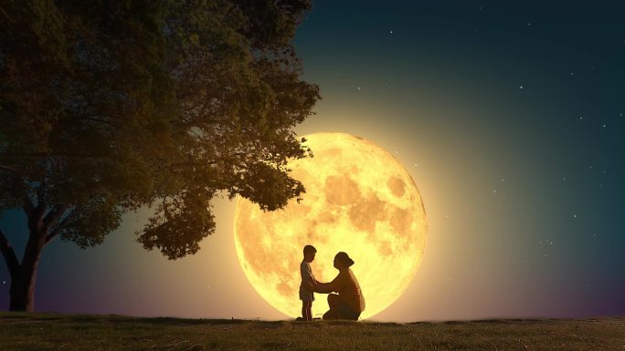 超级月亮月光下男孩与母亲夜晚树下母爱温馨