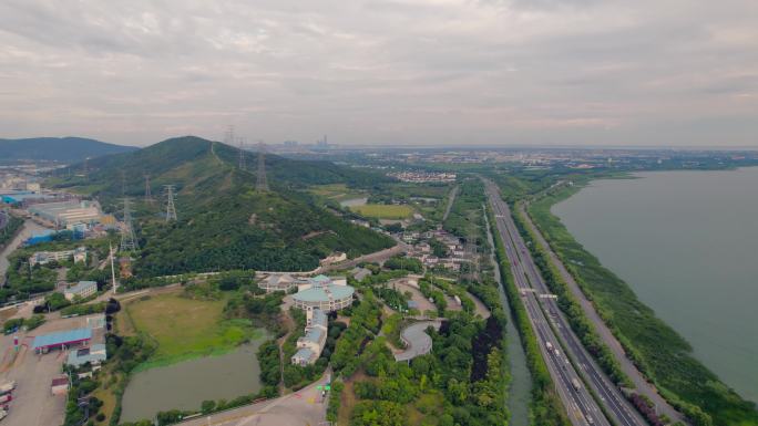 湖边高速公路高压电塔