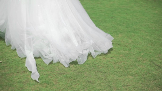 婚纱裙摆在草地上‘