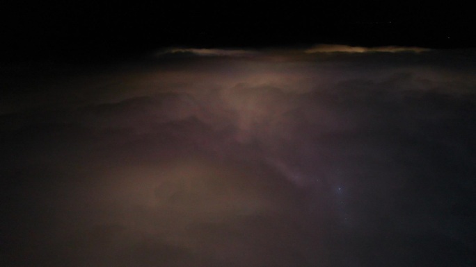夜晚城市上空的平流雾云