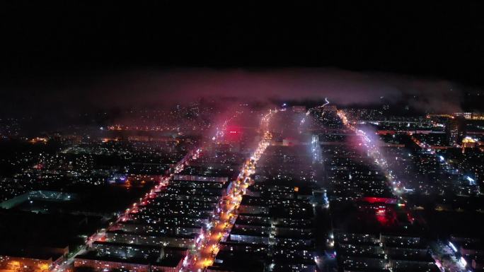 夜晚城市上空的平流雾云