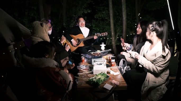 夜晚户外聚会露营音乐吉他弹唱气氛