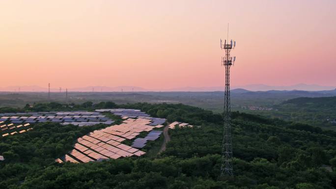 山地光伏太阳能发电场和5G无线通讯信号塔