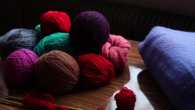 织毛衣彩色毛线球团手工艺针织母爱妈妈的手