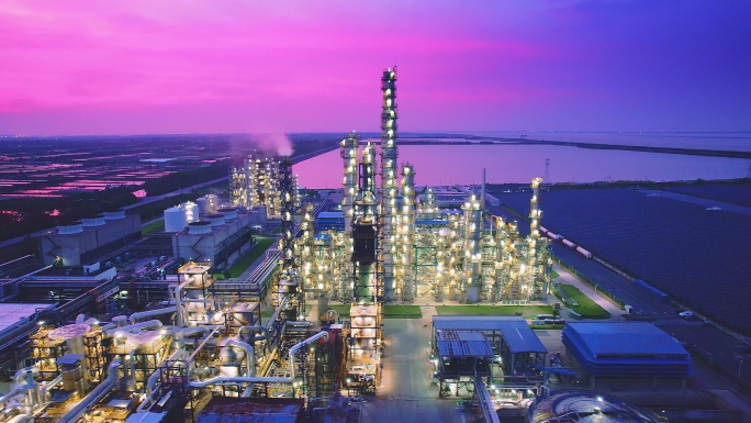 石油化工企业炼油厂夕阳下4k航拍