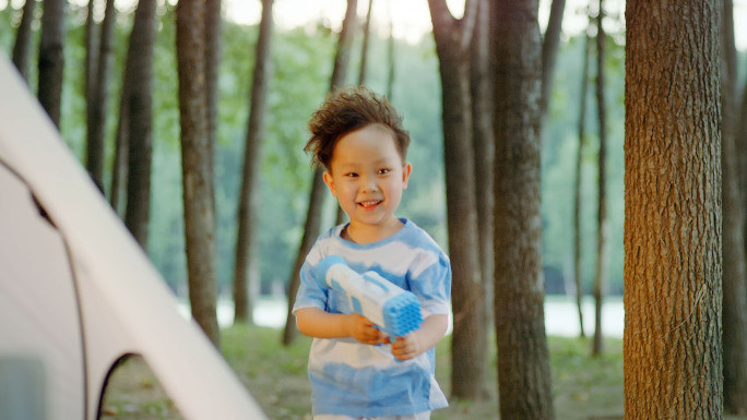 亲近自然母子森林露营孩子奔跑