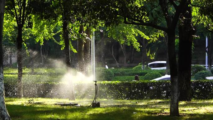 自动喷灌 浇灌 公园浇水唯美镜头