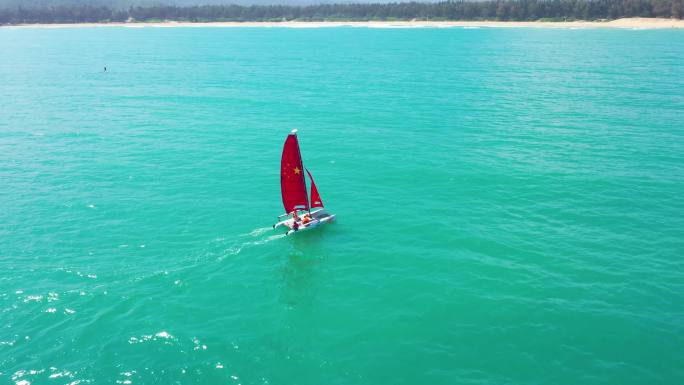 4k航拍夏日水上运动帆船