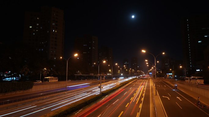 北京超级月亮下的城市车车流