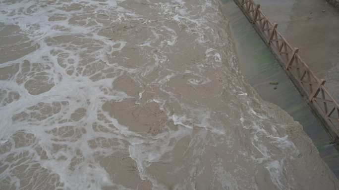 洪水冲击河堤走廊