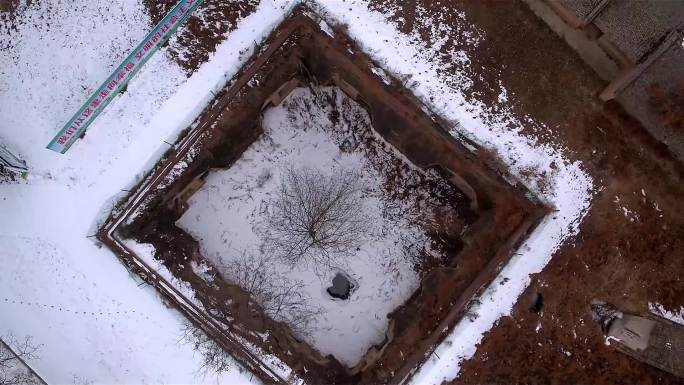 民居地坑院雪景