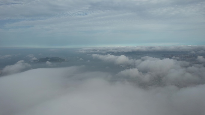 航拍山东威海城市上空的云海
