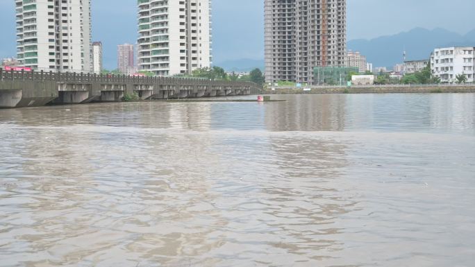 洪水到达警戒水位