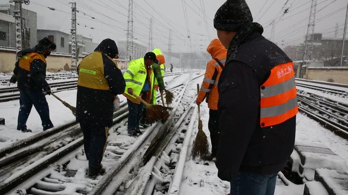 雪天清扫铁路