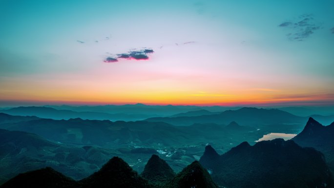 山峰日出