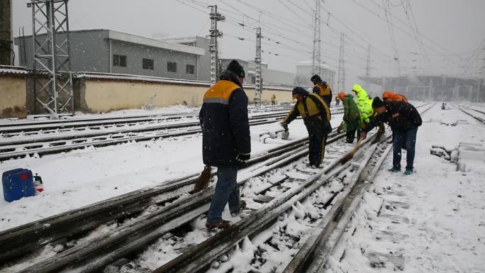 雪天清扫铁路
